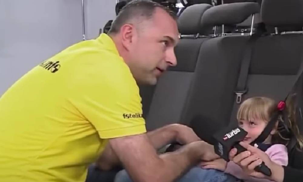 Twarzą Fotelik.info jest Paweł Kurpiewski. Kilka lat temu w programie TVN Turbo przekonywał, że Smart Kid Belt jest niebezpieczny dla dzieci Źrodło: TVN TURBO/YouTube