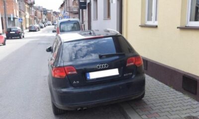 Kierowcy często stają na chodnikach niezgodnie z prawem i utrudniają pieszym poruszanie się Fot. Policja