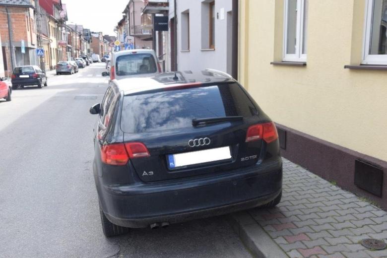 Kierowcy często stają na chodnikach niezgodnie z prawem i utrudniają pieszym poruszanie się Fot. Policja