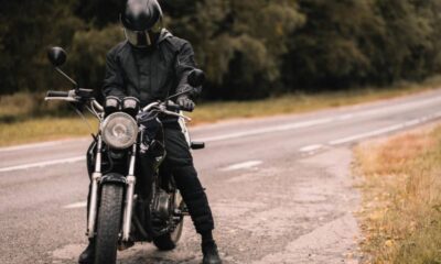 Na motocyklu warto się zabezpieczyć i mieć odpowiednią odzież Fot. mat. reklamodawcy
