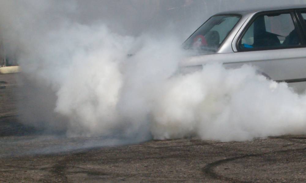 Palenie opon samochodem BMW Fot. Beemwej/CC ASA 3.0