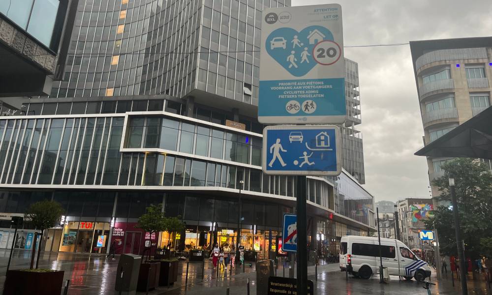 Od stycznia 2021 r. w całej Brukseli obowiązuje domyślny limit prędkości 30 km/h. Choć w ścisłym centrum są jeszcze strefy, które obniżają ten limit do 20 km/h Fot. Łukasz Zboralski/brd24.pl