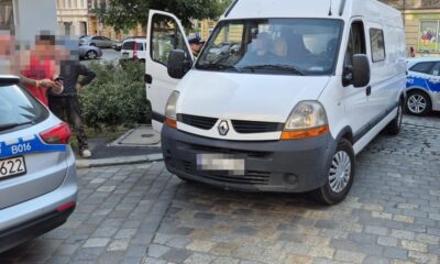 Policjanci z Wrocławia zatrzymali o poranku busa pełnego budowlańców. Trzech z nich dalej już nie pojechało Fot. Policja