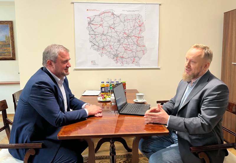 W rozmowie z redaktorem naczelnym brd24.pl wiceminister Stanisław Bukowiec zwracał uwagę, że piesi w okresie jesienno-zimowym są słabiej widoczni nie tylko poza miastami, ale i w obszarze zabudowanym, dlatego chciałby przedyskutować rozszerzenie obowiązku posiadania elementów odblaskowych po zmierzchu także w miastach Fot. brd24.pl