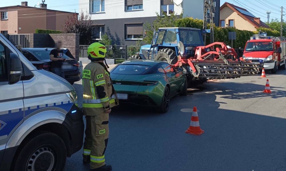 Do kolizji w Świerklańcu doszło na skrzyżowaniu. Kierujący ciągnikiem skręcał w lewo. Kierowca samochodu osobowego wyprzedzał wówczas ciąg pojazdów. A na skrzyżowaniu wyprzedzanie jest zakazane Fot. Policja