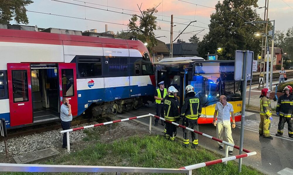 Zderzenie autobusu i pociągu WKD w Komorowie Fot. KP PSP Pruszków