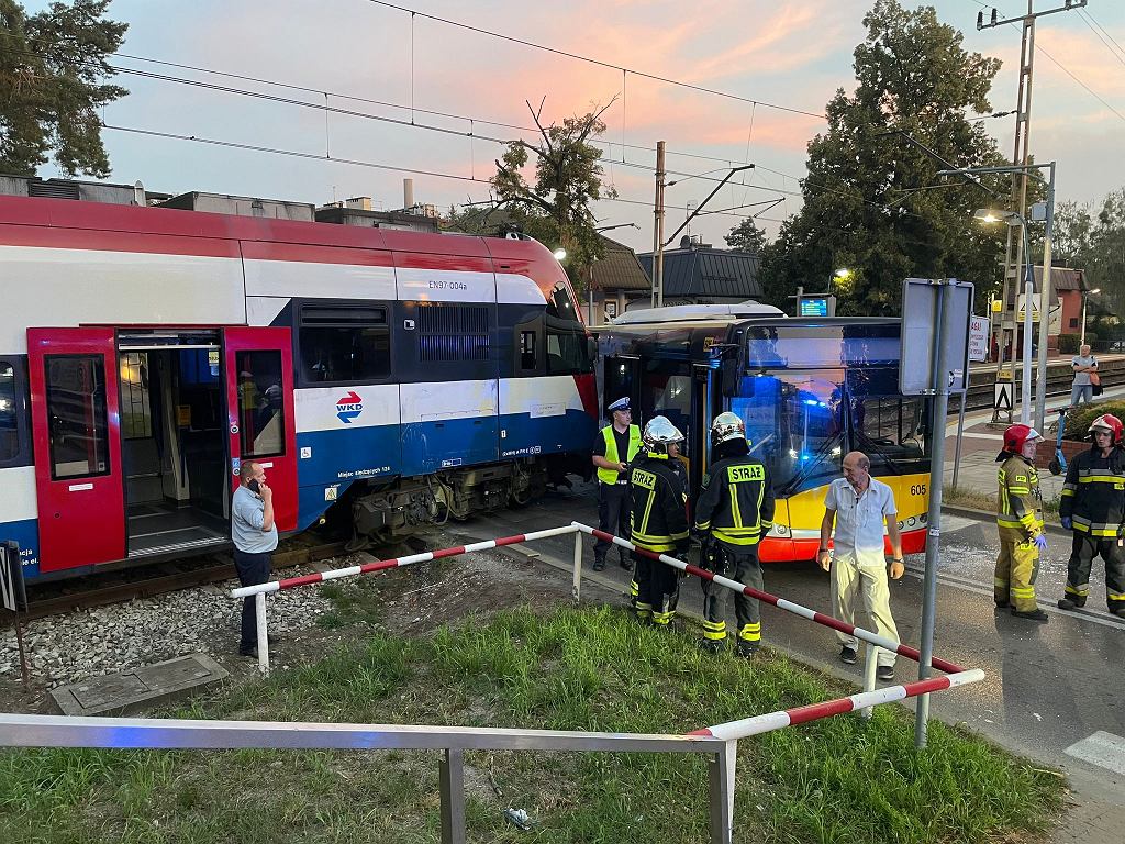 Zderzenie autobusu i pociągu WKD w Komorowie Fot. KP PSP Pruszków