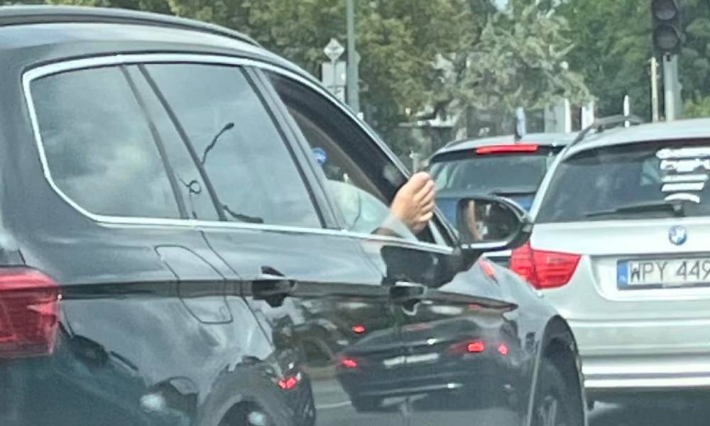 Nogi trzymane na desce rozdzielczej to wciąż, niestety, częsty widok w Polsce Fot. brd24.pl
