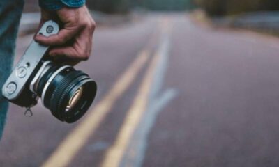 Mężczyzna z aparatem fotograficznym na drodze Fot. CC0