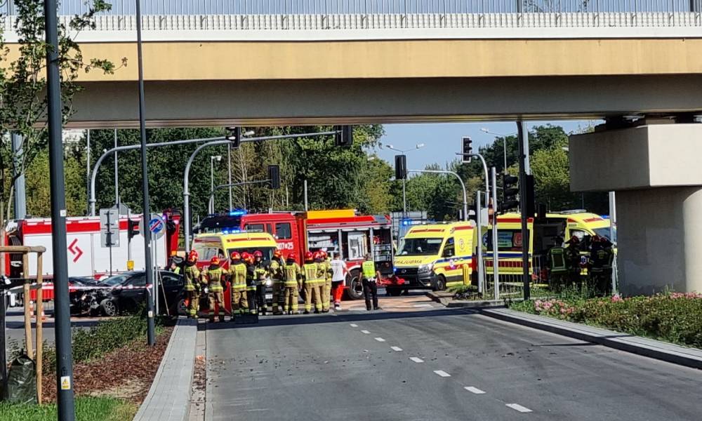 Śmiertelny wypadek spowodowany przez kierowcę karetki, który wjechał na czerwonym na skrzyżowanie na ul. Lazurowej w Warszawie Źródło: Facebook/Jarosław Dąbrowski - Przewodniczący Rady Dzielnicy Bemowo jest w: Lazurowa.