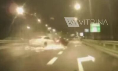 Moment wypadku w stolicy zarejestrował inny kierowca. Źródło: YouTube/Vitrina PL