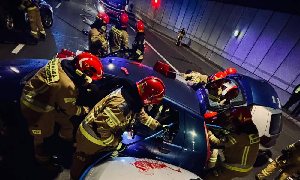 Ćwiczenia straży pożarnej w symulowanym karambolu w tunelu trasy S2 Fot. PSP Warszawa