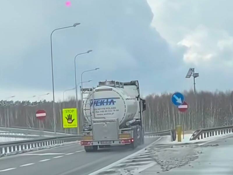 Kierowca firmy WEKTA wjechał pod prąd mimo iż ostrzegały go o tym aż trzy znaki, w tym jeden specjalny Żródło: Facebook/Jacek Buchman
