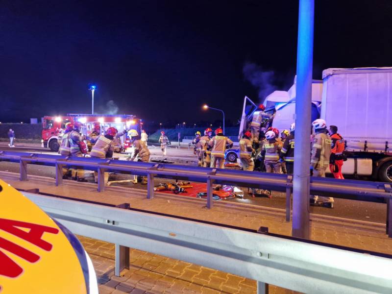 Na wóz strażaków niosących pomoc w wypadku autokaru na S2 najechał kierowca ciężarówki Źródło: X/Meditrans