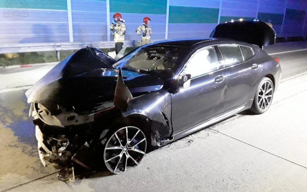 Miejsce wypadku z udziałem Sebastiana Majtczaka na autostradzie A1. Na zdjęciu jego rozbite BMW. Fot. KM PSP Piotrków Trybunalski