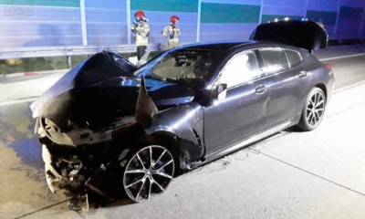 Miejsce wypadku z udziałem Sebastiana Majtczaka na autostradzie A1. Na zdjęciu jego rozbite BMW. Fot. KM PSP Piotrków Trybunalski