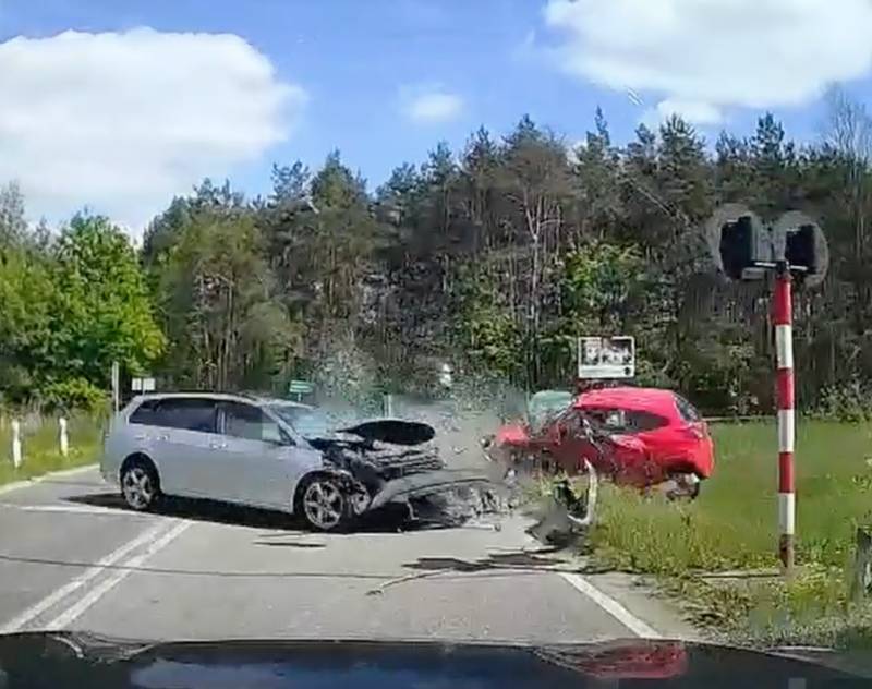Policja pokazała wypadek na przejeździe. Trzech wariatów za kierownicą naraz