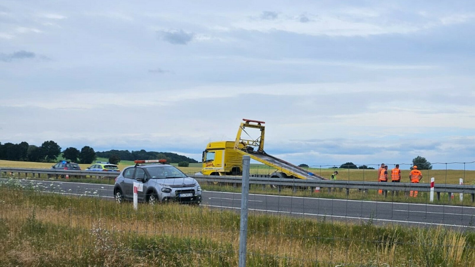 Motocyklista dwa dni leżał w trawie. Zmarł. Litewska policja: informowaliśmy polskich kolegów od razu