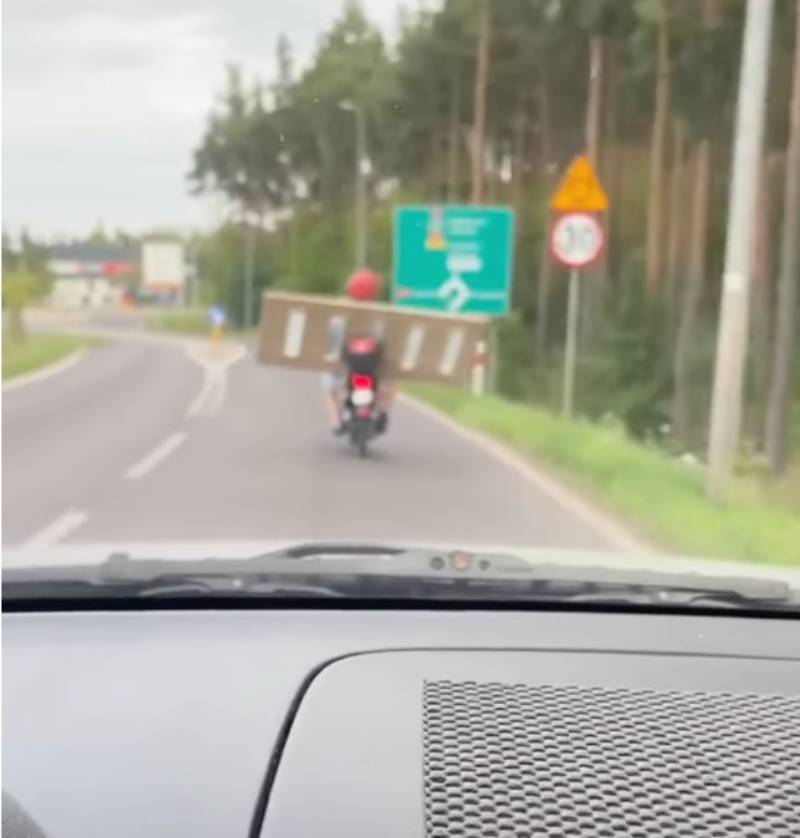 61-latek wiózł drzwi na skuterze