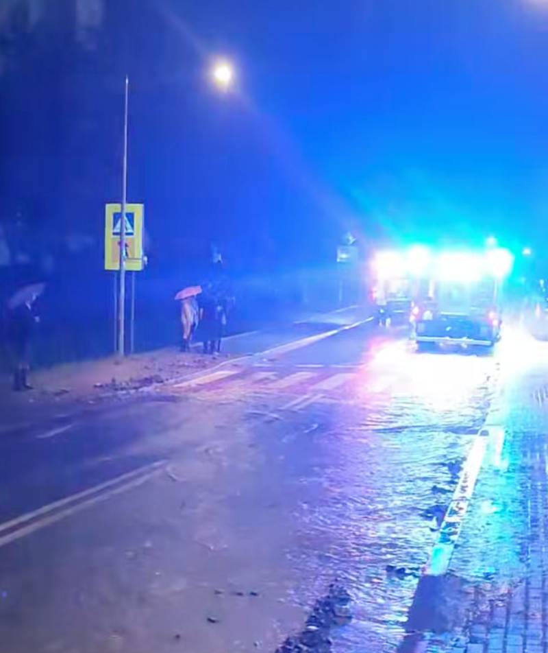 Strażacy pomagali podczas ulewy. Pijany motocyklistka wjechał w druhnę kierującą ruchem