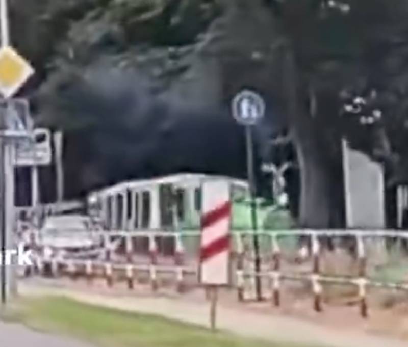 Kierowca BMW wjechał w kolejkę dla dzieci w Poznaniu. Jest nagranie