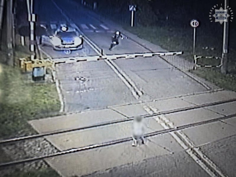 6-latek siedział na torach. Policjanci wbiegli po niego tuż przed pociągiem