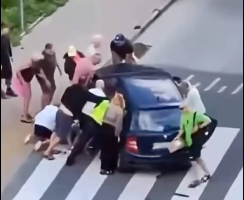 Sopot. Ludzie podnosili samochód, by uwolnić ranną rowerzystkę