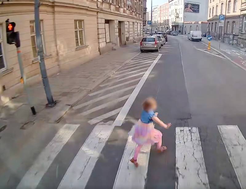 Kierowca autobusu i pięciolatka, która wbiegła na czerwonym