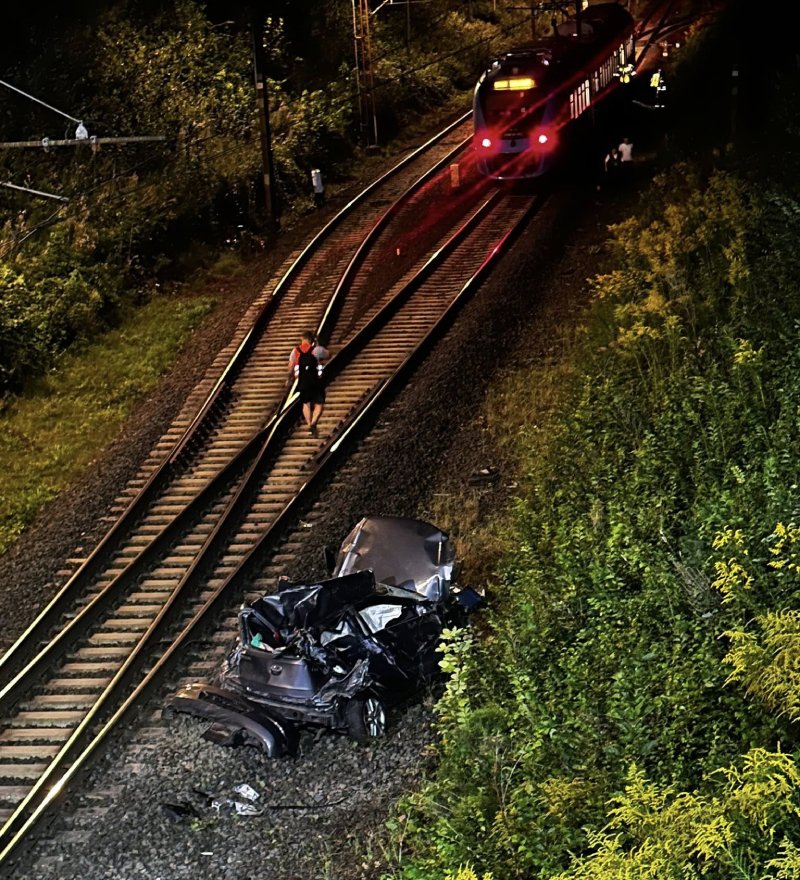 Spadł samochodem z wiaduktu na tory. We wrak wjechał pociąg