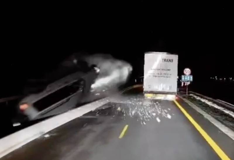 Dachował na remontowanym odcinku S7. Uszkodził kilka aut. Jest nagranie