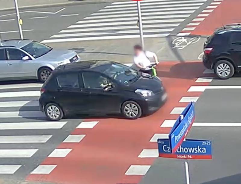 Wjechał na hulajnodze na czerwonym. Jednak kierowca też dostał mandat