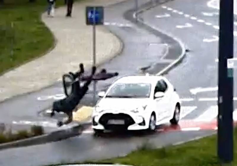 Zderzenie z rowerzystą na przejeździe. Policja: nie ustąpił kierującej pojazdem