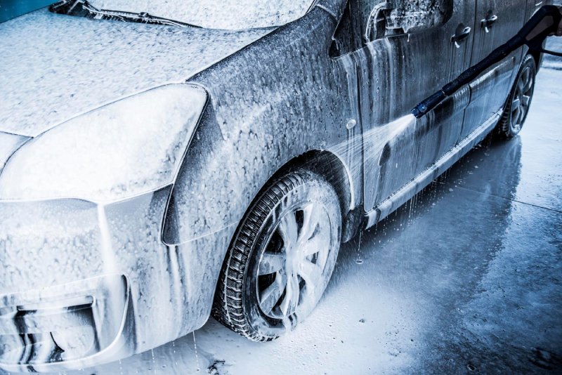 Czym myć samochód zimą, jaka motochemia sprawdzi się najlepiej?