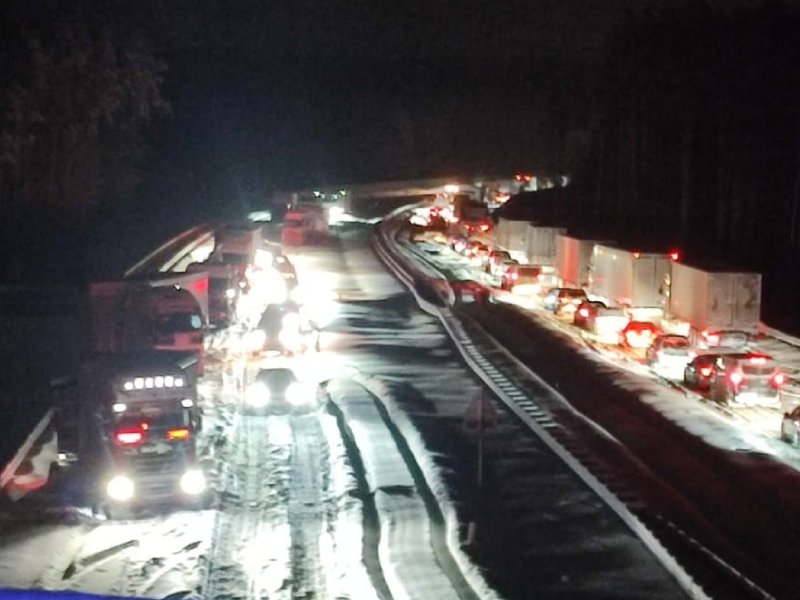 Tysiące utknęło w zimowym korku na S7. Wiadomo, kto zawinił