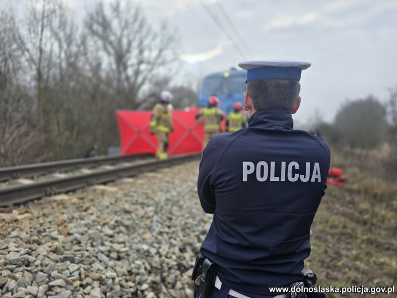 Wjechali przed na przejazd i zginęli. Osierocili dwuletnią córeczkę