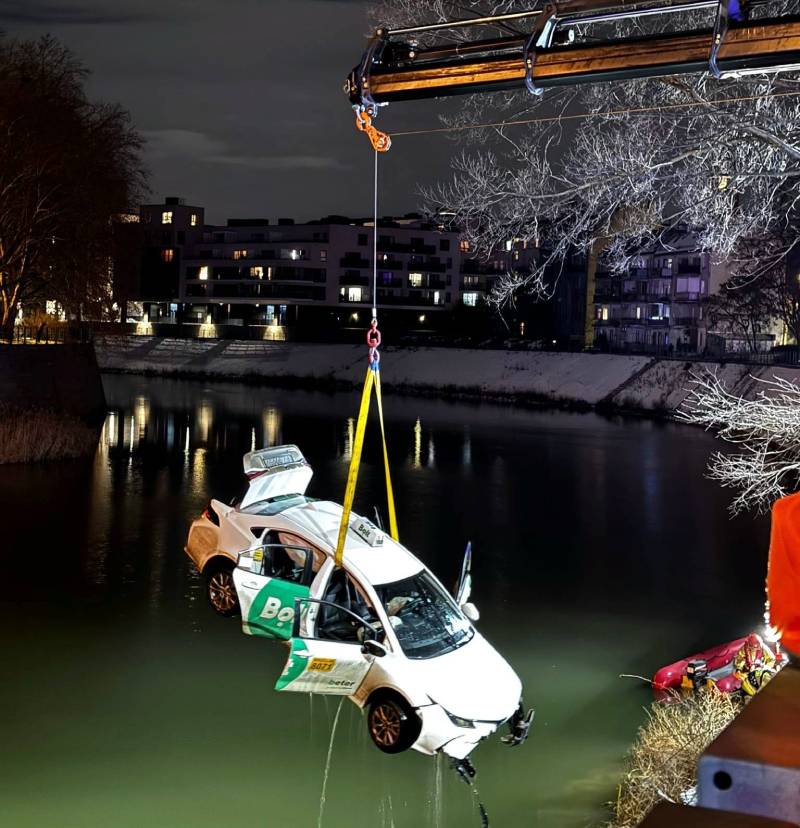 Driftował po parkingu we Wrocławiu i wpadł do Odry