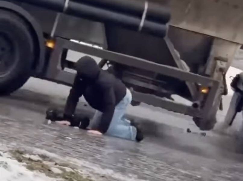 Gołoledź. Pieszy w Inowrocławiu nie mógł uciec z jezdni