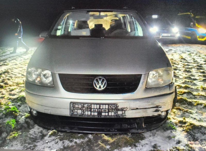 Nieudany pościg. 16-latek ominął policyjne blokady, staranował radiowóz i uciekł