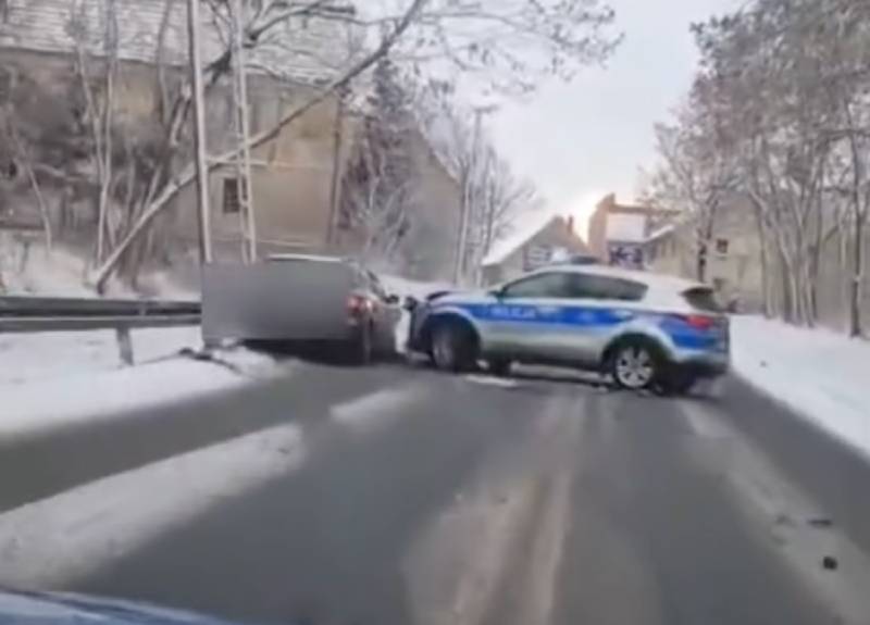 Policjanci wjechali czołowo w uciekającego pijanego kierowcę. Zostali ranni