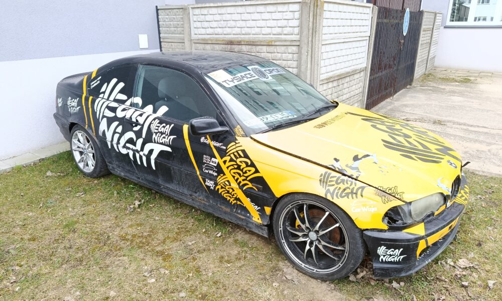 Skarbówka licytuje BMW z naklejkami „Illegal nights”. Właścicielem „Seba”