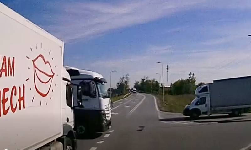 Dwaj bezmyślni kierowcy ciężarówek spotkali się na skrzyżowaniu. Nie poszło dobrze