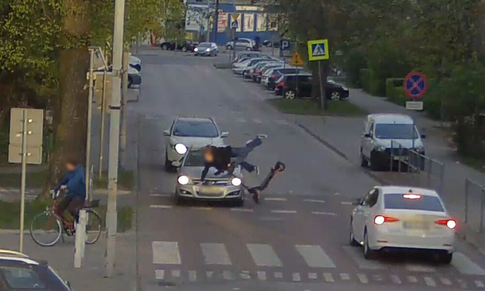 Dwie nastolatki na hulajnodze wjechały w auto. Rodzice pokryją szkodę