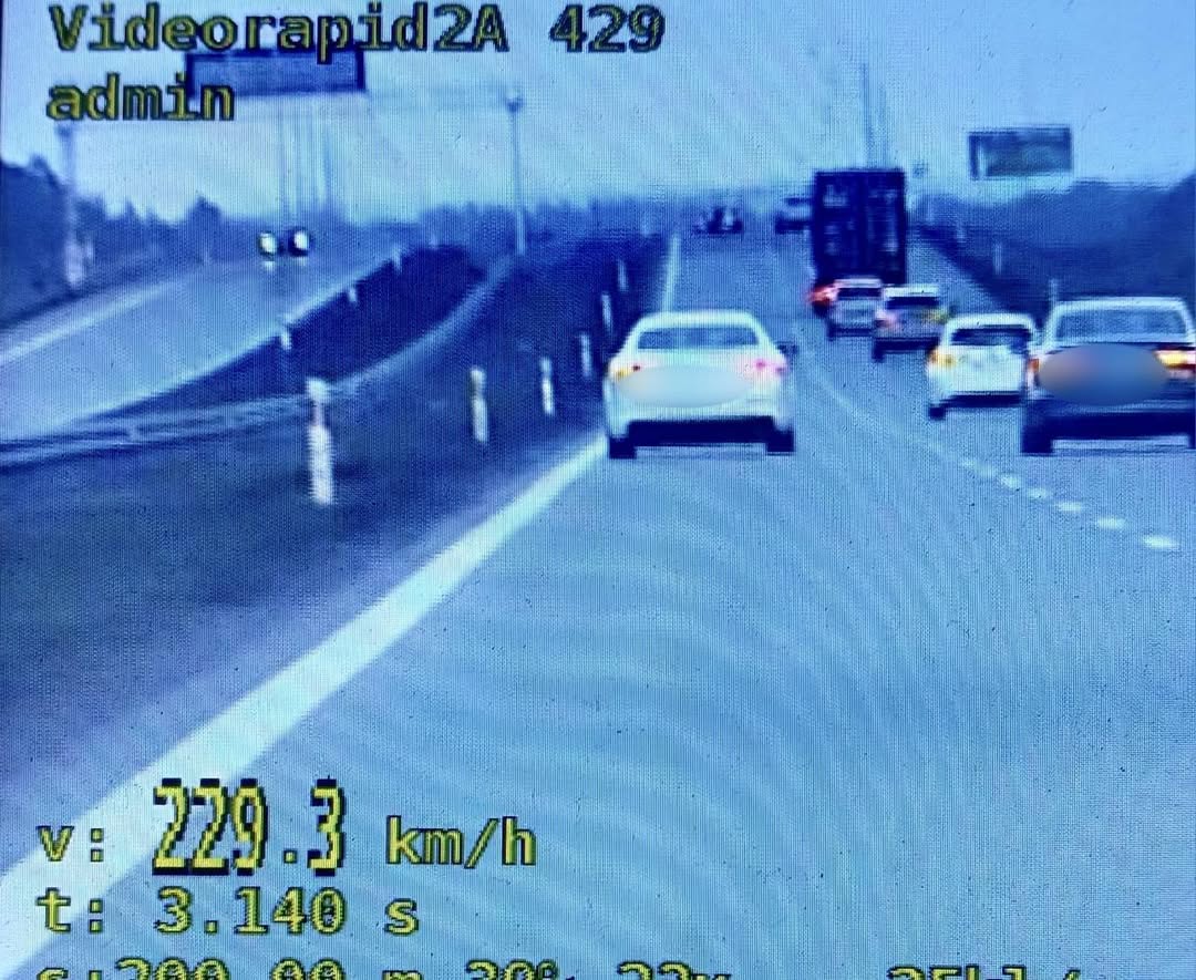 Pędził Maserati 229 km/h. Sąd uchylił mandat, bo policja wypisała go „nieczytelnie”