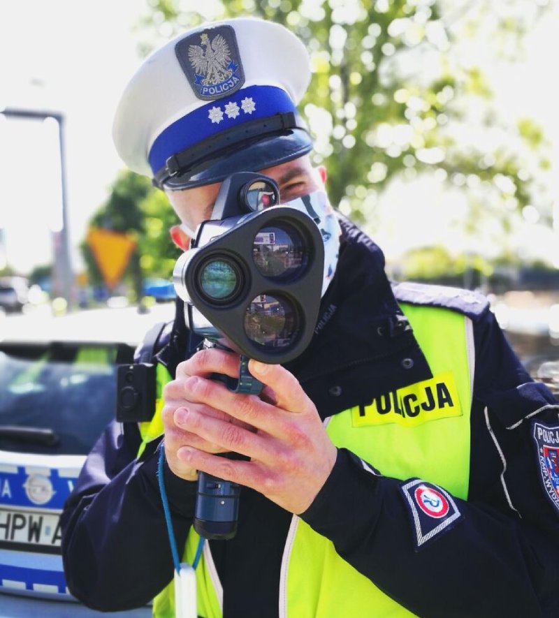 Pouczał policjantów, iż powinni zająć się zamulającymi na lewym. Wpadł w kłopoty