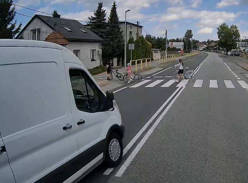 Drogowy bandyta w busie zagroził dzieciom na pasach