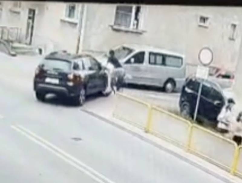 Zajechał drogę chłopcy na chodniku. Ale hulajnogista też odpowie