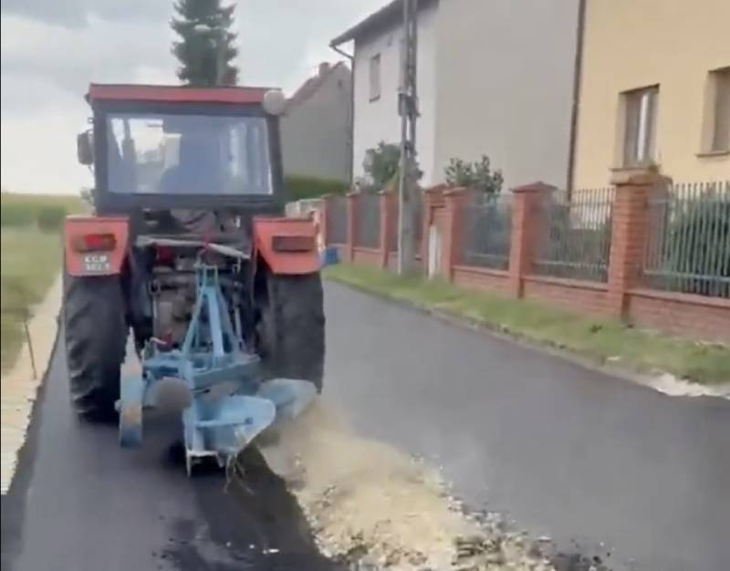 Rolnik z Gliwic zaorał świeżo położony asfalt. Bo uważa, iż połowa drogi jest jego?