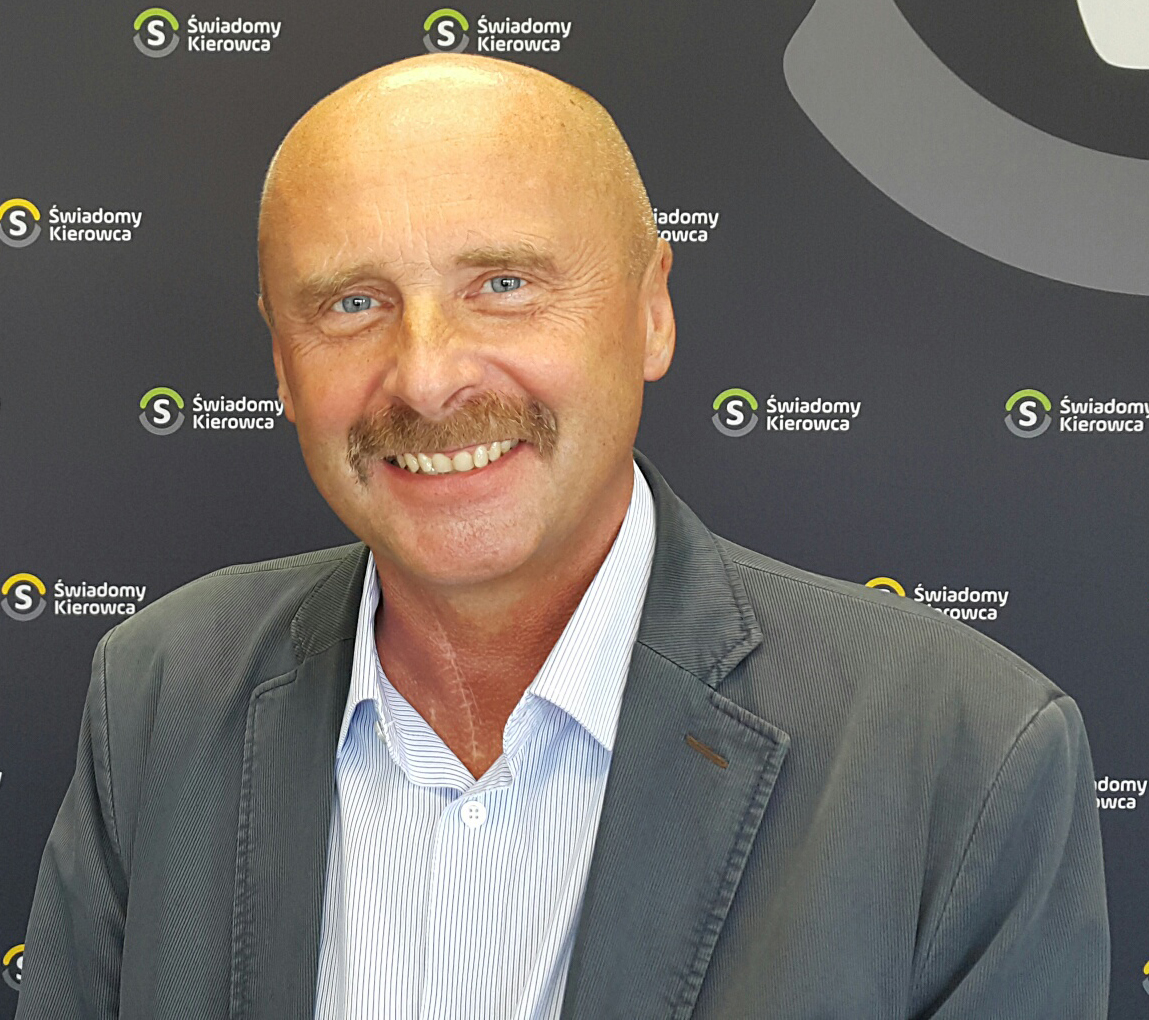 Wojciech Pasieczny: „Mistrz kierownicy” powinien być obowiązkową lekturą na kursach na prawo jazdy