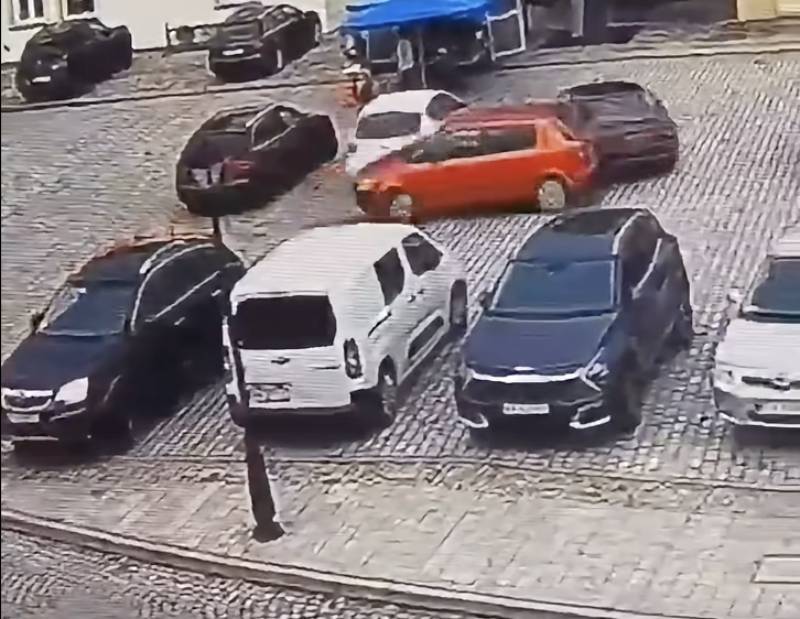 78-latka wjechała w słupek. W panice staranowała tyłem kilka aut