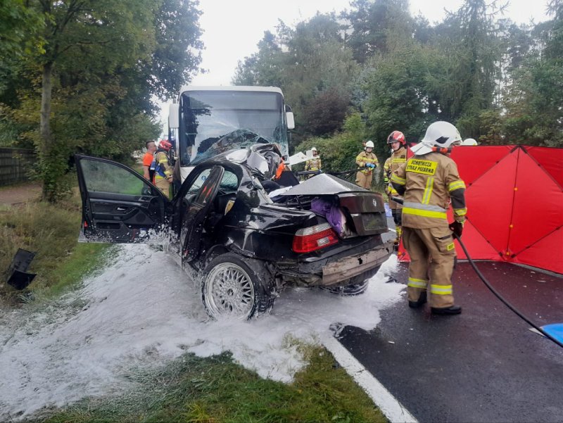 19-letni kierowca wbił się w autobus i zginął z pasażerami. Kierowca, którego wyprzedzał, coś zauważył